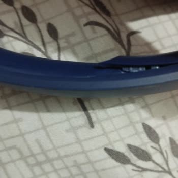 JBL Kulaklığın Üst Pedinin Yanındaki Plastiklerde Açılma Var