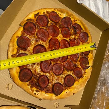 Pizza Hut Farklı Boyutlarda Yanık Pizzalar Ve Dilim Sayısı Sorunu