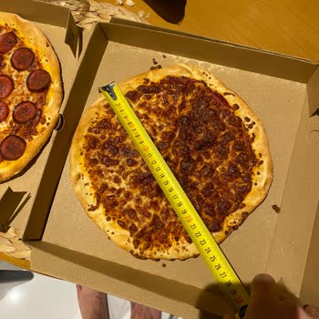 Pizza Hut Farklı Boyutlarda Yanık Pizzalar Ve Dilim Sayısı Sorunu