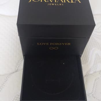 Jormaria Kolye Gelmedi, Kutusu Geldi