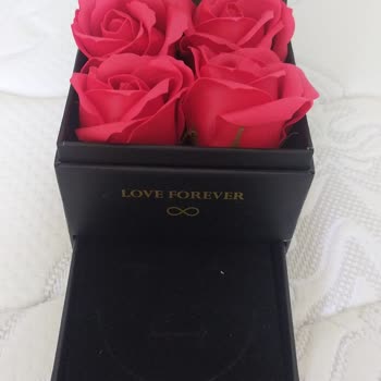 Jormaria Kolye Gelmedi, Kutusu Geldi