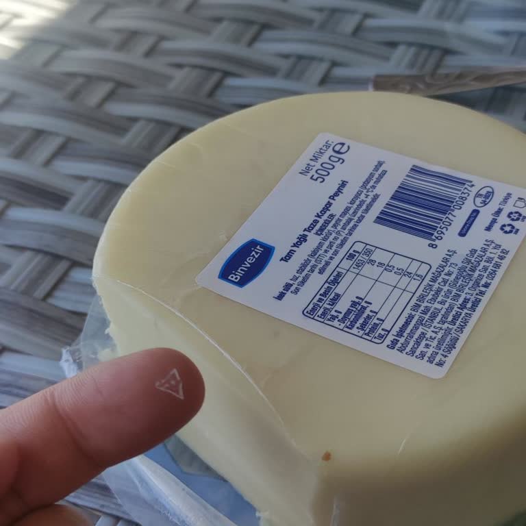 Binvezir Kaşarın İçinden Plastik Parça Çıktı.