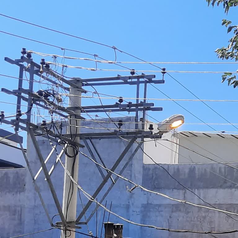 GDZ Elektrik Dağıtım Sokak Lambaları Gündüz Vakti De Yanıyor