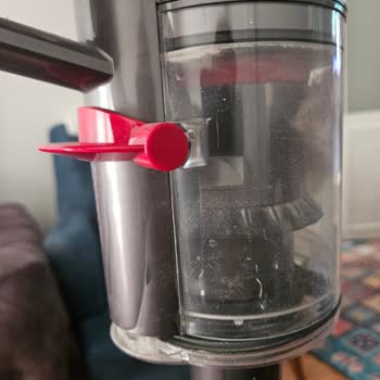 Dyson V12 Toz Haznesi Kapanmıyor