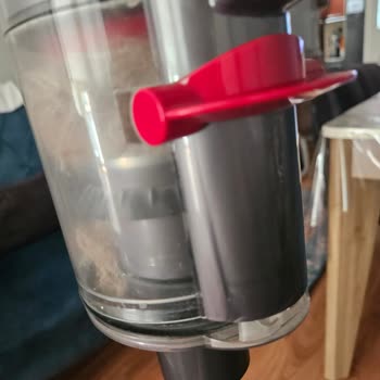 Dyson V12 Toz Haznesi Kapanmıyor