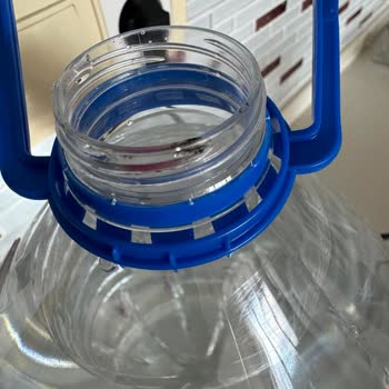 Erimez Kardağ Su Şişesinin İç Kapağında Siyah Boya