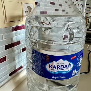 Erimez Kardağ Su Şişesinin İç Kapağında Siyah Boya