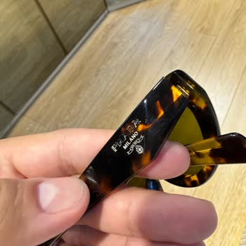 Prada Marka Gözlüğün Logosu Soyuldu!