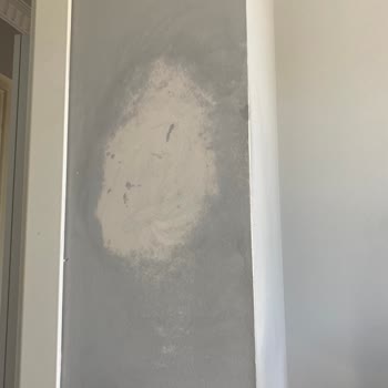 A101 Casati Boya Su Değince İz Bırakıp Boya Akıyor