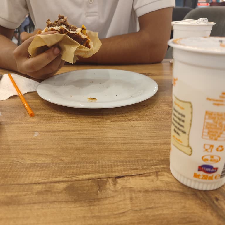 Köfteci Yusuf Opet'in Yanı Yemek