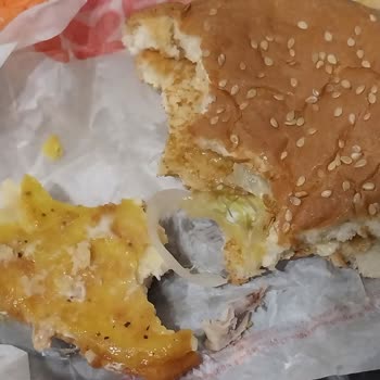 Burger King Tavuktan Kemik Çıktı.