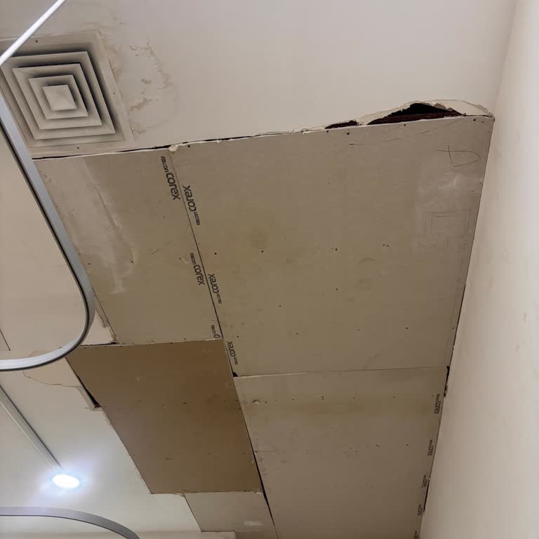 Akropol Hastanesi Özel Hastanenin Acil Servisinde Korkutucu Tavan Sorunu