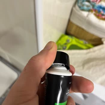 Jeomed Kremin Uç Kısmı Üçüncü Kullanımda Kapağın İçinde Kaldı Koptu