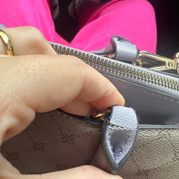 Nine West Çantamın Yırtıkları Oluşmaya Başladı
