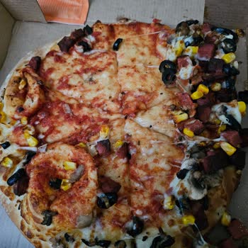 Little Caesars Hamuru Ayrı Malzemesi Ayrı Pizza!