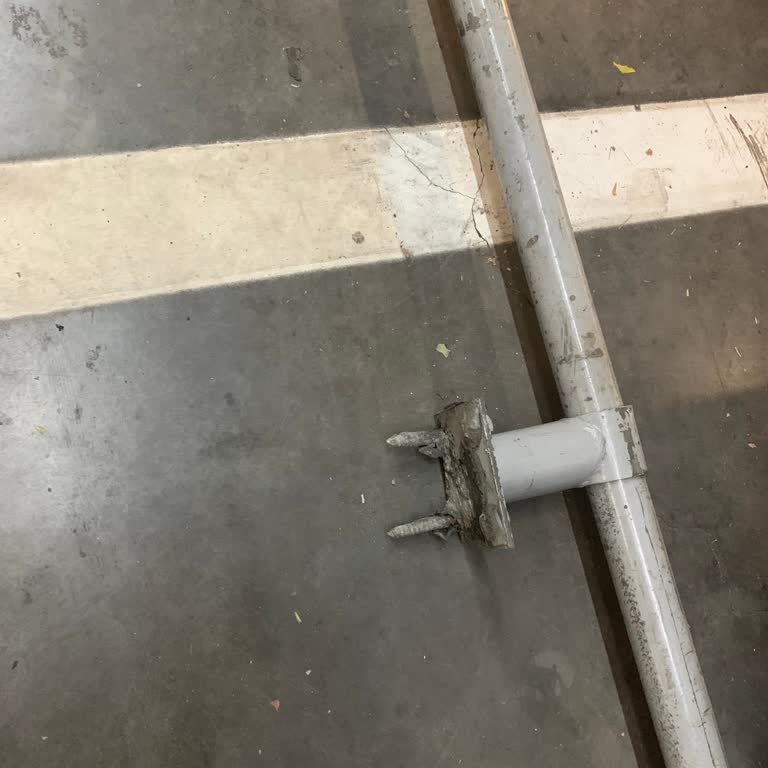 Forum İstanbul AVM Açıkta Bırakılmış Çivi