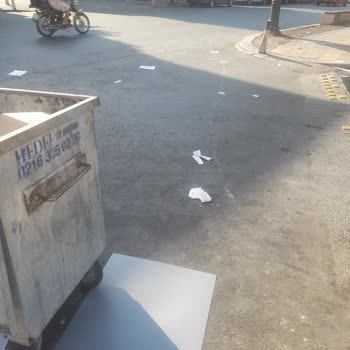 Burger King İncirli Şubesi Çöp Sorunu
