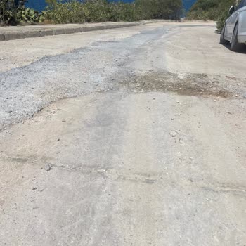 Seferihisar Belediyesinden Asfalt İstiyoruz Yollarımız Çok Kötü