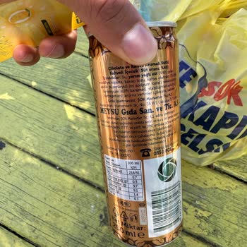 Meysu Soğuk Kahvede Ekşi Tat Ve Kum Gibi Parçalar