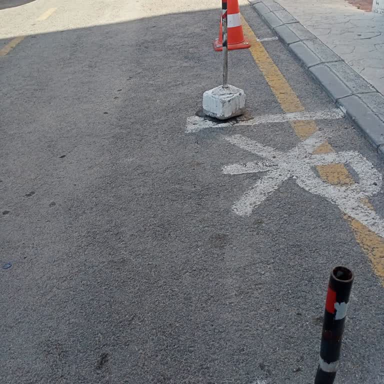 Nevşehir Belediyesi Yolun Üzerine Duba Çivilemişler Park Etmek Yasak Diye Yazı Yazmışlar