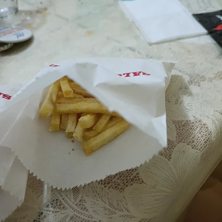 Saloon Burger Siparişim Soğuk Geldi Ve Patatesler Beklentimi Karşılamadı