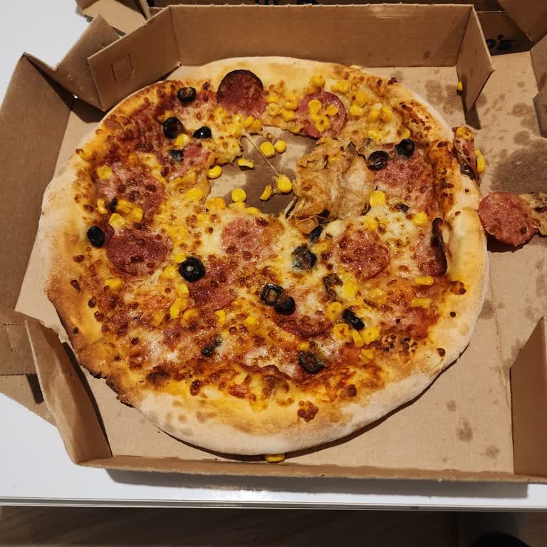Domino's Pizza Ortası Delik Pizza.