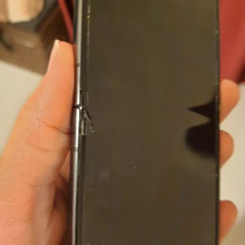 Samsung 9 Ay Önce Aldığım Telefonun Ekranı Şeridinin Kalkması