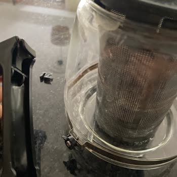 Karaca Çay Makinesi Tutma Yeri Elimde Kaldı Ve Elim Yandı