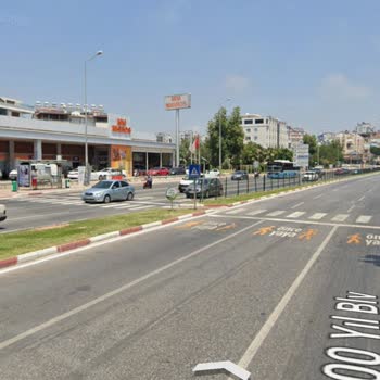 Antalya Büyükşehir Belediyesi Atatürk Bulvarı 2M Migros Önündeki Yaya Yolu Tehlikesi Ve Işık Talebi