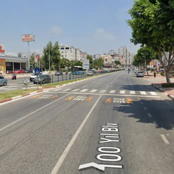 Antalya Büyükşehir Belediyesi Atatürk Bulvarı 2M Migros Önündeki Yaya Yolu Tehlikesi Ve Işık Talebi