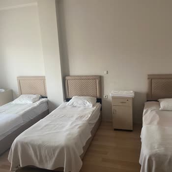 Van Erciş Öğretmenevi 2 Kişi Olduğumuz Halde Oda 3 Yatak Var Dedi 3 Yatağın Parası Aldı