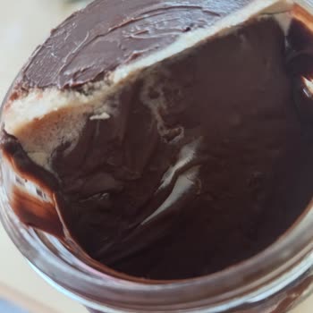 Torku Banada Sürme Çikolatasının Üzerindeki Lekeler