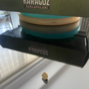 Karagöz Baklavaları Karagöz Baklavasının İçinden Taş Çıktı