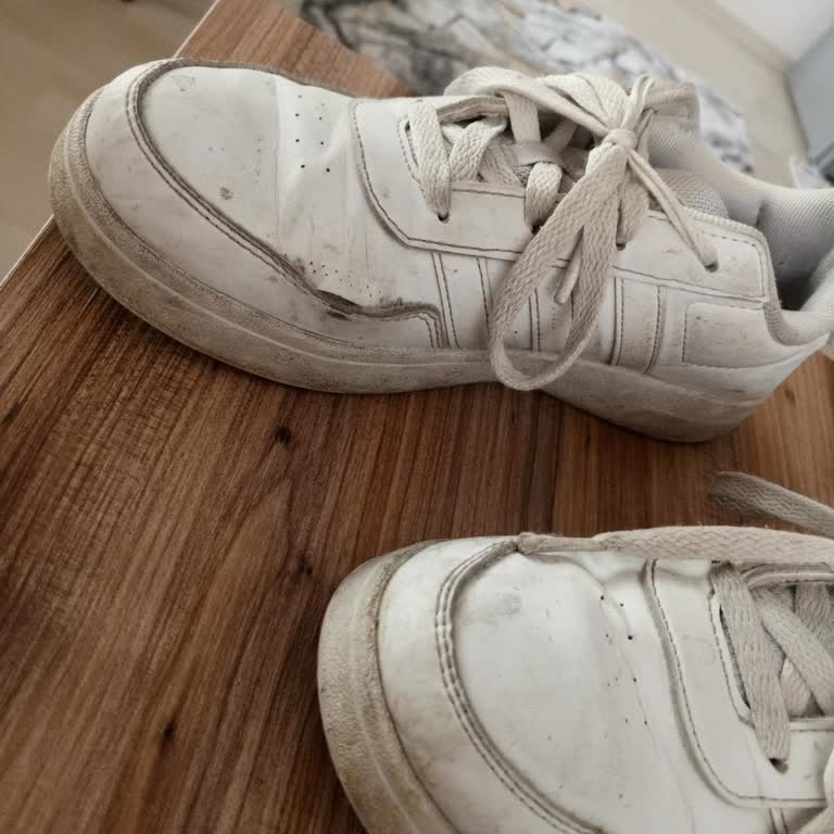 Deichmann Dan Alınan Adidas Marka Ayakkabı Dikiş Yerlerinden Söküldü