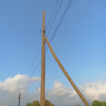 Türk Telekom Direkleri Tehlike Saçıyor