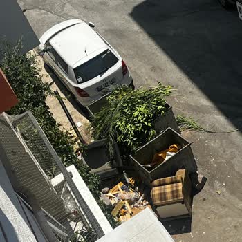 Çiğli Belediyesi 8709 Sokak Çöp Sorunu İçin Çözüm Bulmuyor!