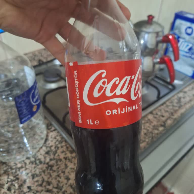 Coca-Cola Bozuk Çıktı. Tadı Ve Kokusu Çok Kötüydü