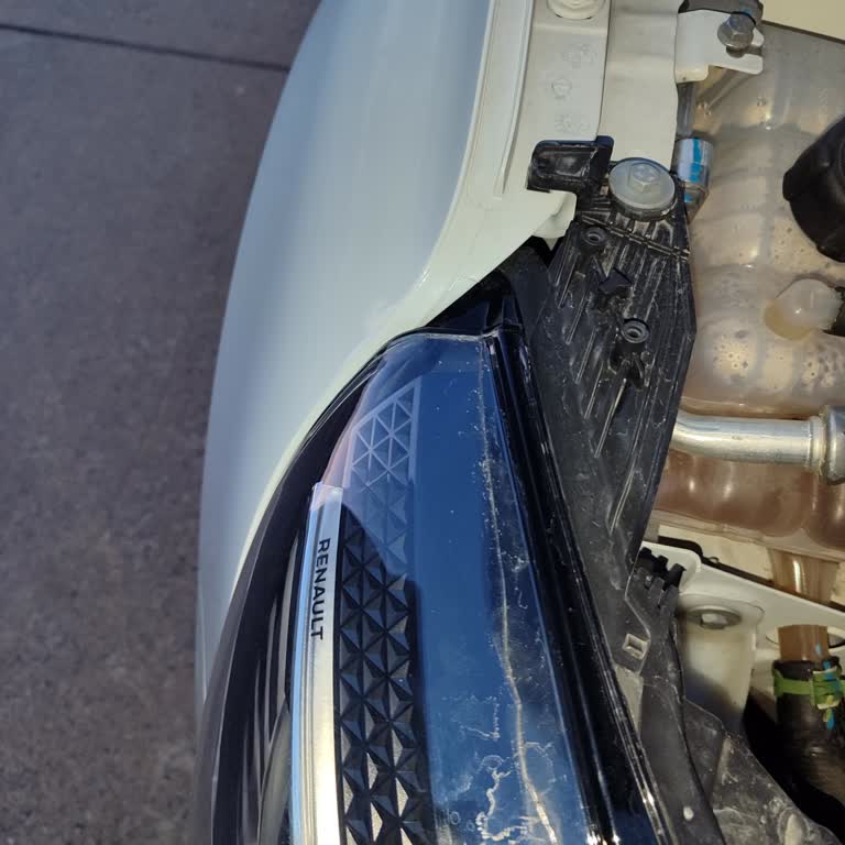 Renault Sıfır Megane 4 Darbe Olmamasına Rağmen Kronik Far Çatlaması