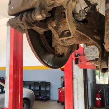 Toyota Aracın Alt Şasi Demirlerinin Çürümesi