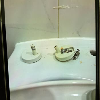 Vitra Klozet Kapağının Menteşesi 10 Ay Sonra Kırıldı