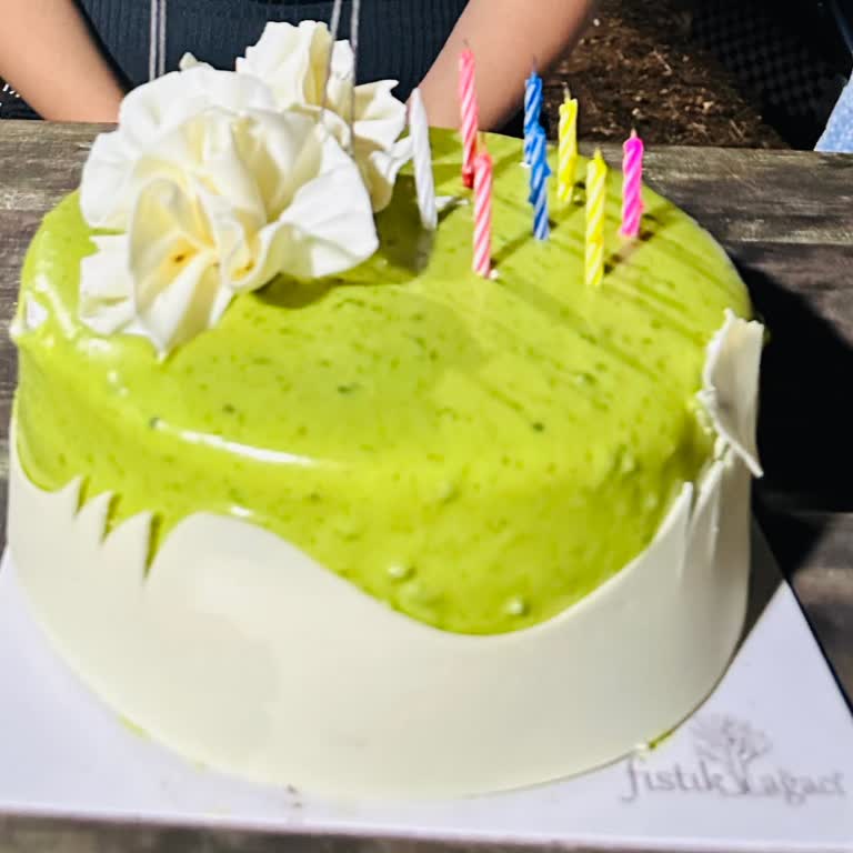 Fıstık Ağacı Pastanesi Bayat Bir Pastaya Para Verdik