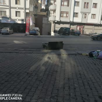 Keçiören Belediyesi Bina Önüne Bırakılan Koltuk