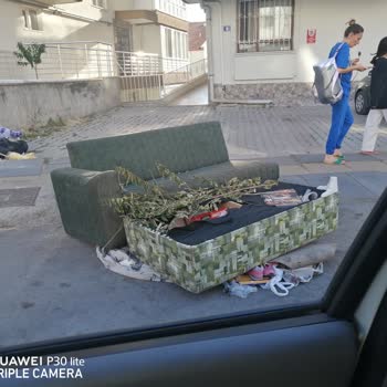 Keçiören Belediyesi Bina Önüne Bırakılan Koltuk
