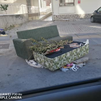 Keçiören Belediyesi Bina Önüne Bırakılan Koltuk