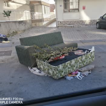 Keçiören Belediyesi Bina Önüne Bırakılan Koltuk