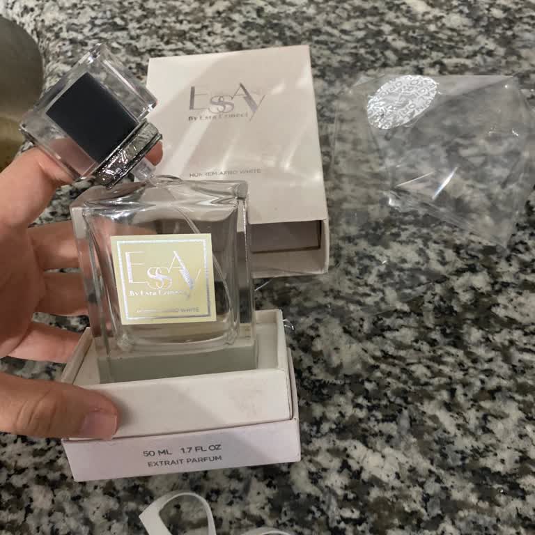 Essay (By Esra Ezmeci) Kırık Parfüm Ve Saygısız Müşteri Temsilcisi