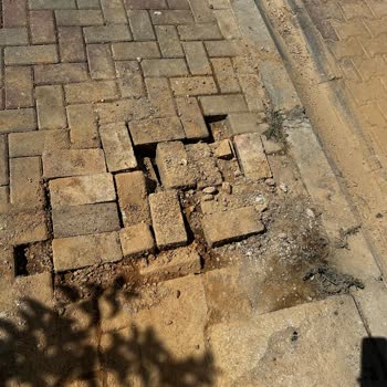 İZSU Kaldırımı Kazdı Ve Düzgün Kapatmadı