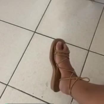 Angelina Jones Ayakkabının Hali!