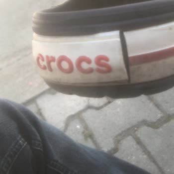 Crocs Terlik & Ayakkabı 2 Ay İçinde Amblemi Koptu