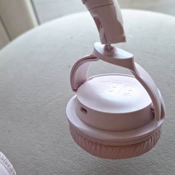 JBL Kulaklık Yerinden Çıktı Sarkıyor